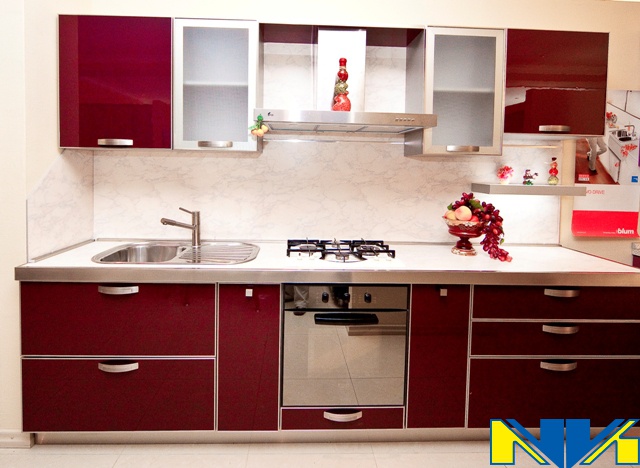 Акрил в никелированной рамке.